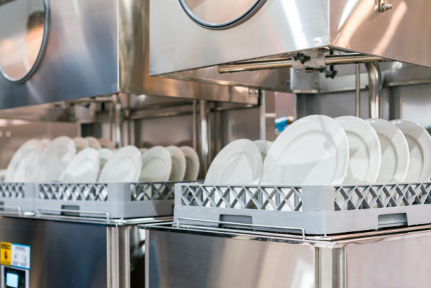 Le lavastoviglie industriali sono elettrodomestici utilizzati a livello commerciale in attività come bar, ristoranti e mense. Come scegliere la più adatta a te